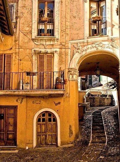 Alley, Rome, Italy 