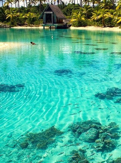 Turqoise waters of Bora Bora lagoon in French Polynesia